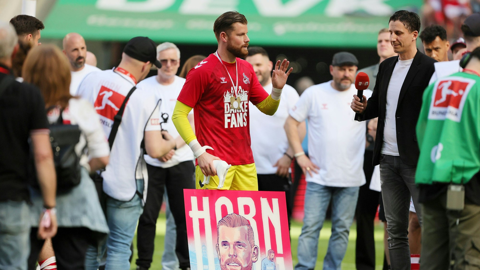 Timo Horn wird von Christian Keller beim 1. FC Köln verabschiedet.
