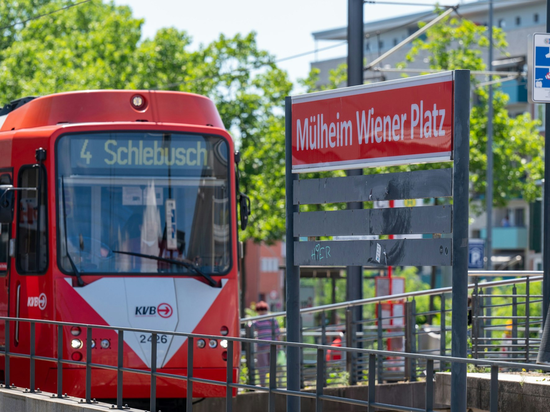 Die Stadtbahnlinie 4 in Fahrtrichtung Schlebusch an der Haltestelle Mülheim Wiener Platz.