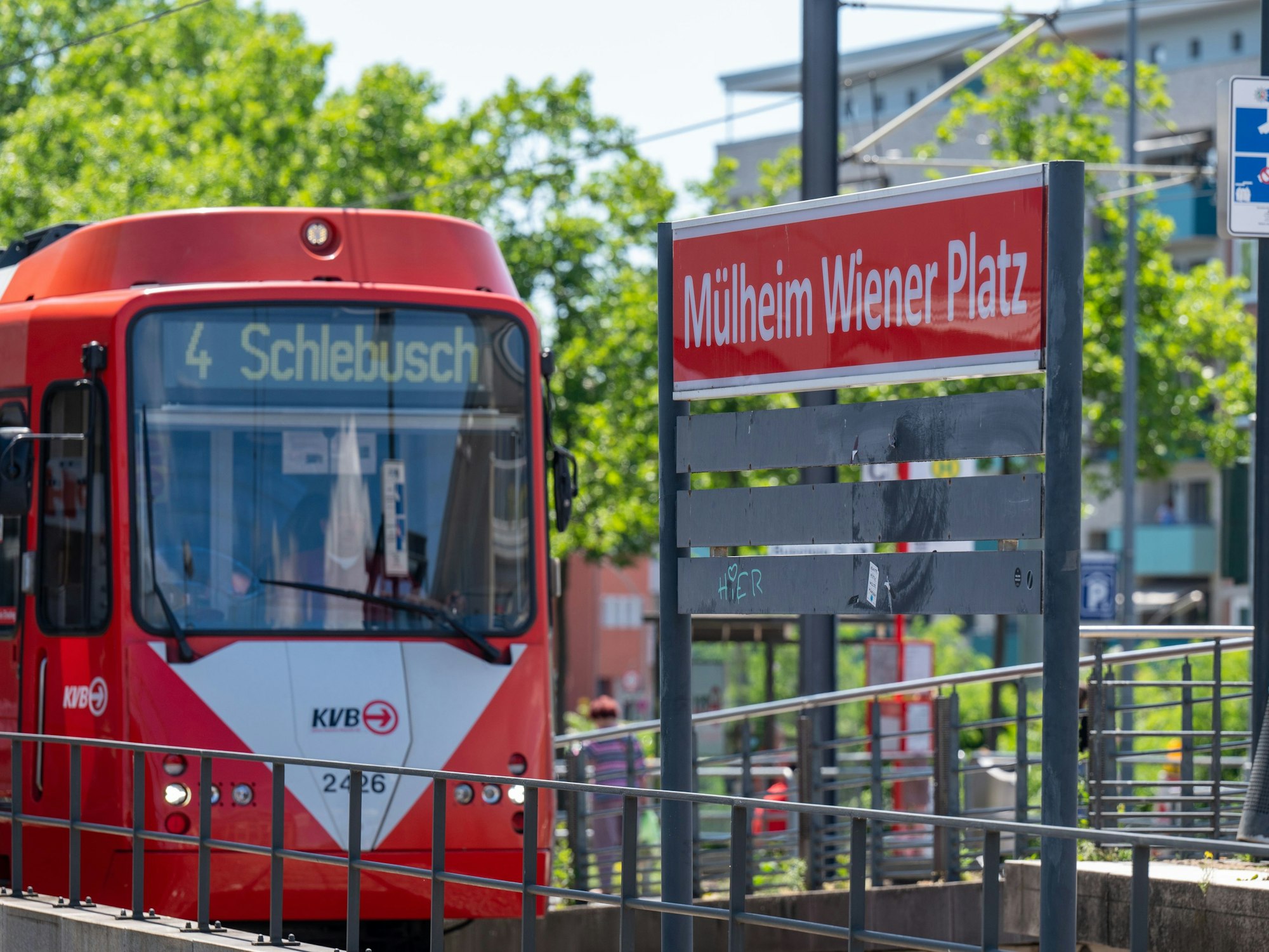 Die Stadtbahnlinie 4 in Fahrtrichtung Schlebusch an der Haltestelle Mülheim Wiener Platz.