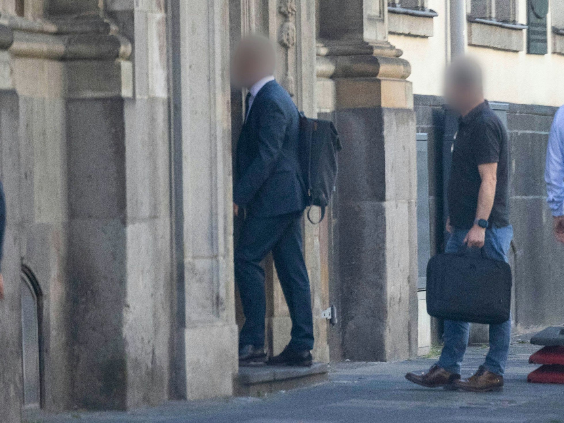 Zivilbeamte gehen in das Erzbischöfliche Generalvikariat in Köln. Die Staatsanwaltschaft und Polizei in Köln durchsuchten mehrere Objekte im Erzbistum Köln.