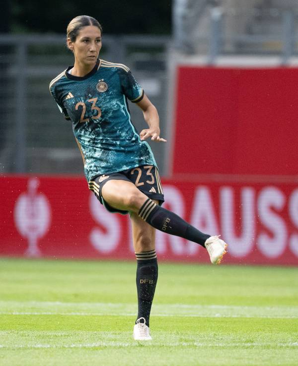 Deutschlands Nationalspielerin Sara Doorsoun spielt einen Pass.