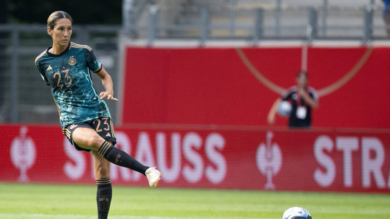 Deutschlands Nationalspielerin Sara Doorsoun spielt einen Pass.