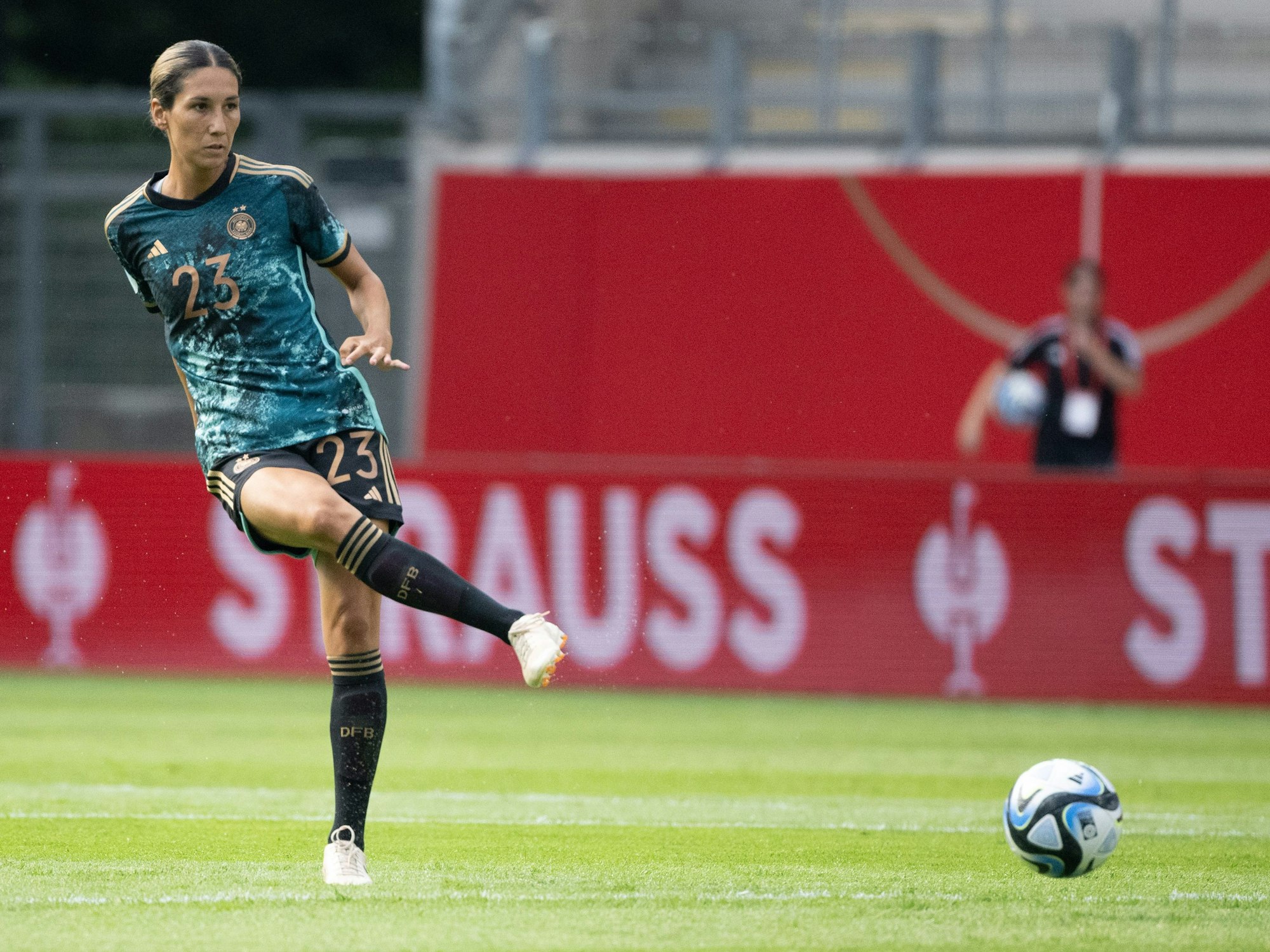 Deutschlands Nationalspielerin Sara Doorsoun spielt einen Pass.