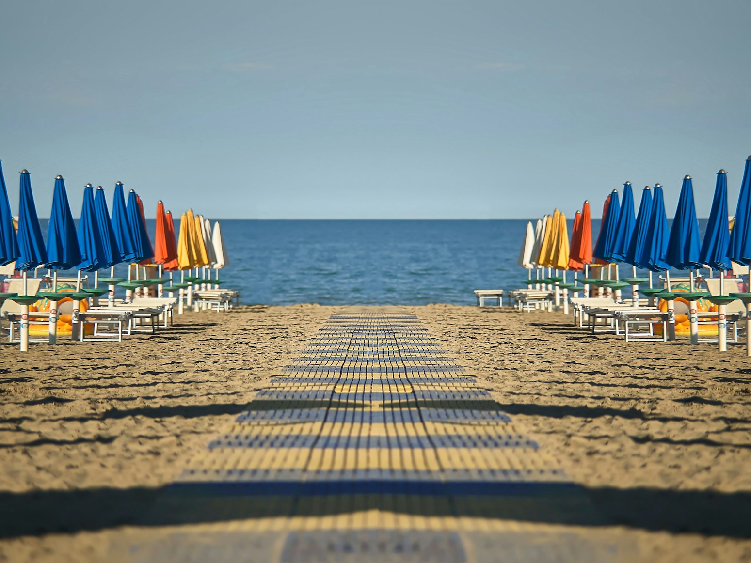 Blick auf den Strand mit Sonnenschirmen und Liegen von Lignano sabbia d'oro in Italien.