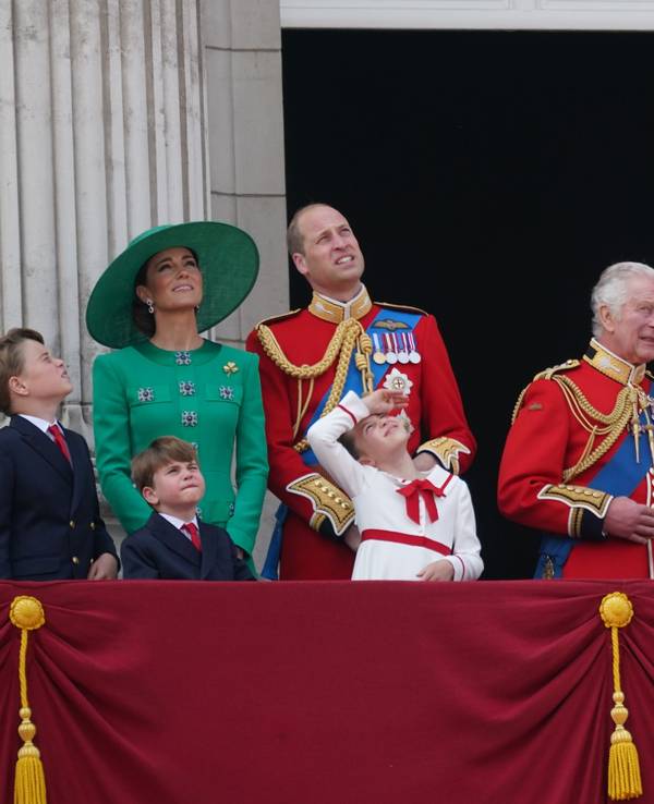 Prinz George (l-r), Prinzessin Kate, Prinz Louis, Prinz William, Prinzessin Charlotte, König Charles III., Königin Camilla, Prinz Edward und Gräfin Sophie stehen auf dem Balkon des Buckingham-Palastes, um die Flugschau im Anschluss an die „Trooping the Colour“-Parade zu verfolgen.