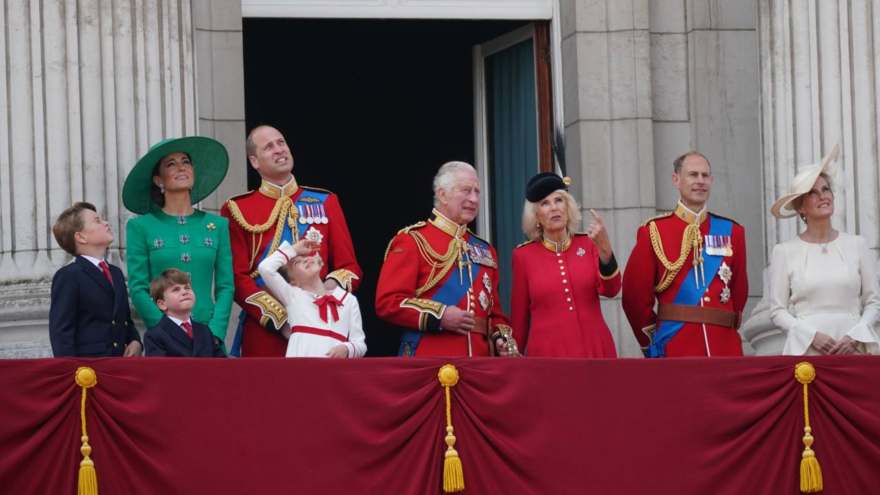 Prinz George (l-r), Prinzessin Kate, Prinz Louis, Prinz William, Prinzessin Charlotte, König Charles III., Königin Camilla, Prinz Edward und Gräfin Sophie stehen auf dem Balkon des Buckingham-Palastes, um die Flugschau im Anschluss an die „Trooping the Colour“-Parade zu verfolgen.