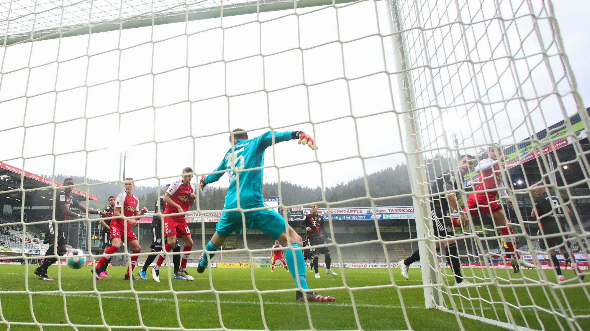 Freiburgs Manuel Gulde macht ein Tor gegen Münchens Torwart Alexander Nübel.