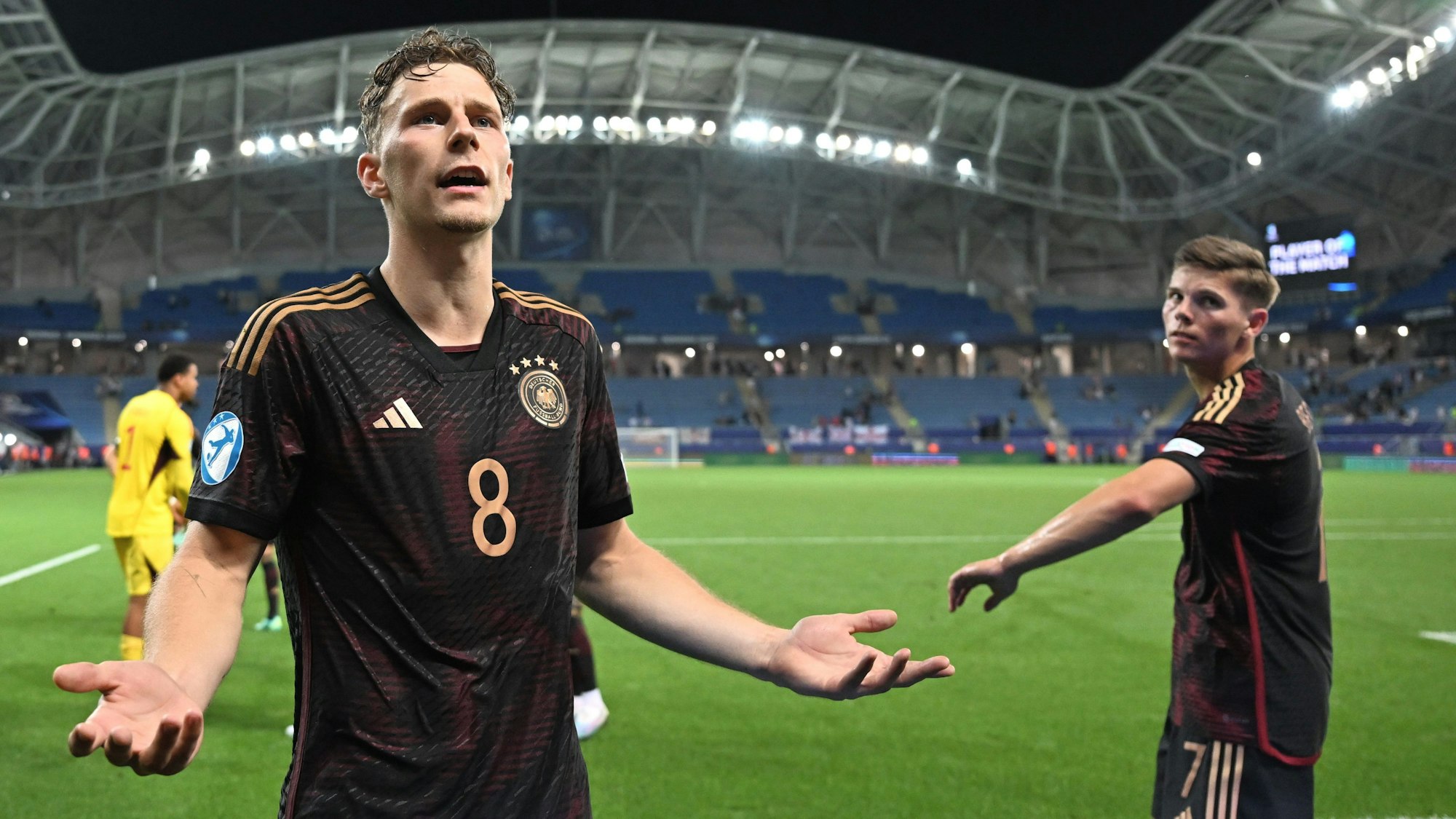 Deutschlands Yannik Keitel und Finn Ole Becker sprechen mit Zuschauern auf der Tribüne.