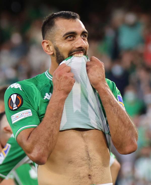 Borja Iglesias beißt in sein Trikot.