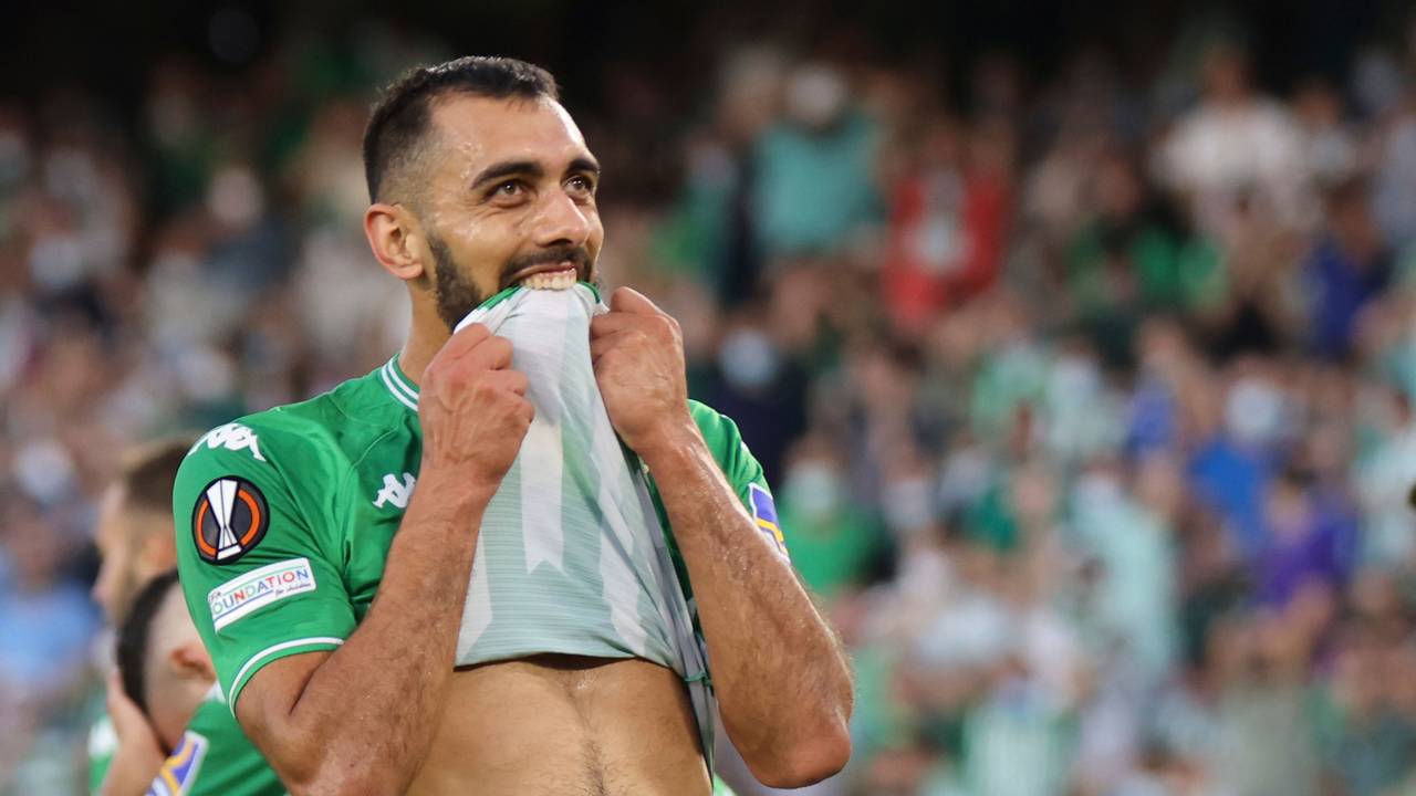 Borja Iglesias beißt in sein Trikot.