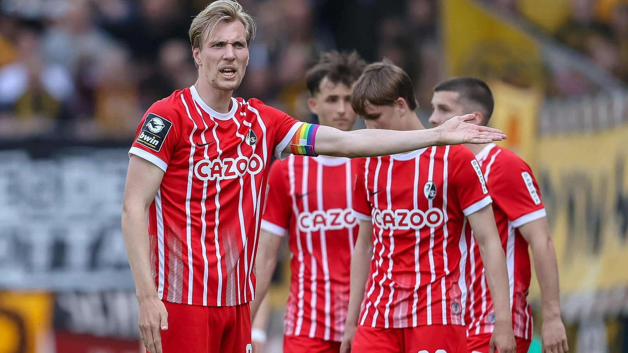 Vincent Vermeij gestikuliert auf dem Platz.