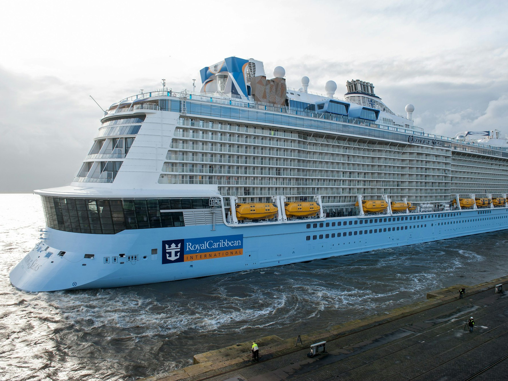 Der jüngste Kreuzfahrtschiff-Neubau der Papenburger Meyer-Werft, „Ovation of the Seas“, trifft im März 2016 vor der Columbuskaje in Bremerhaven (Bremen) ein.