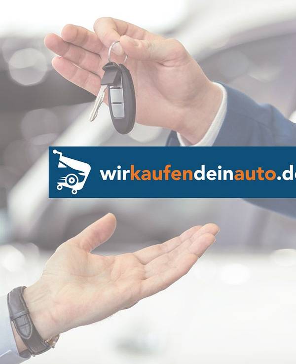 Mann gibt Autoschlüssel an anderen Mann. Bild zu Gebrauchtwagen verkaufen.