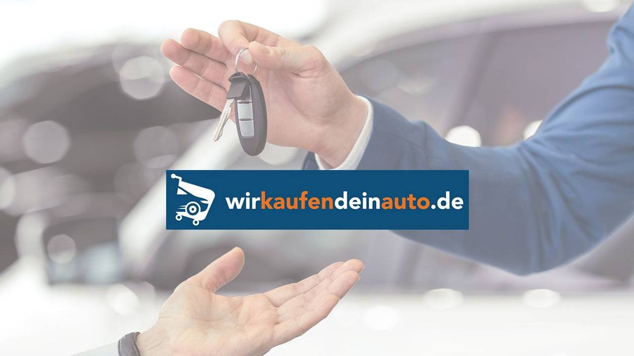 Mann gibt Autoschlüssel an anderen Mann. Bild zu Gebrauchtwagen verkaufen.