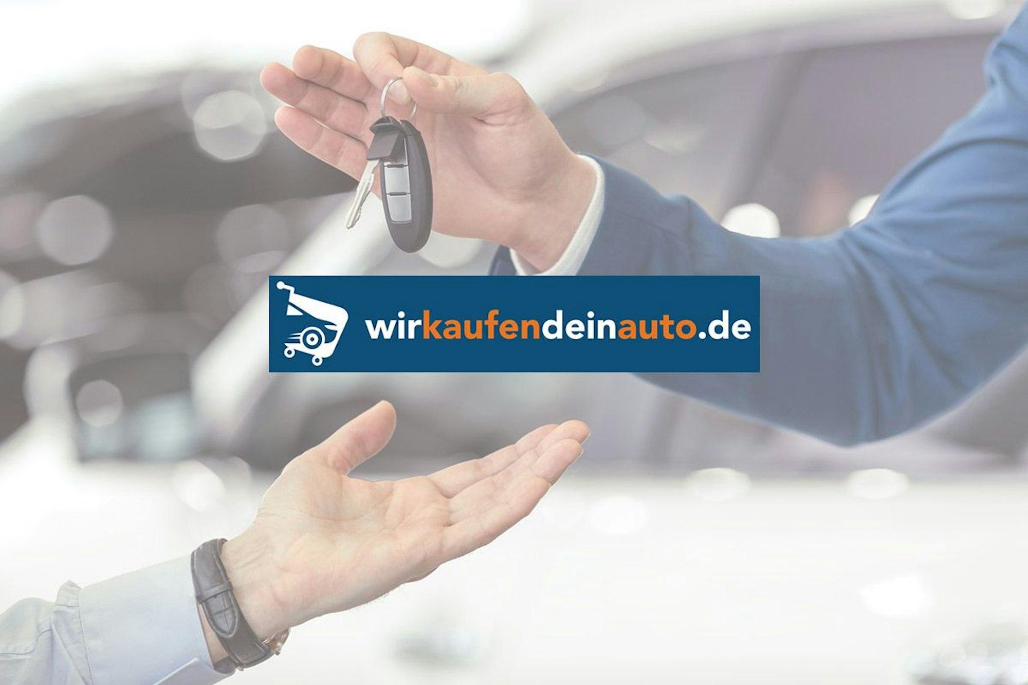 Mann gibt Autoschlüssel an anderen Mann. Bild zu Gebrauchtwagen verkaufen.