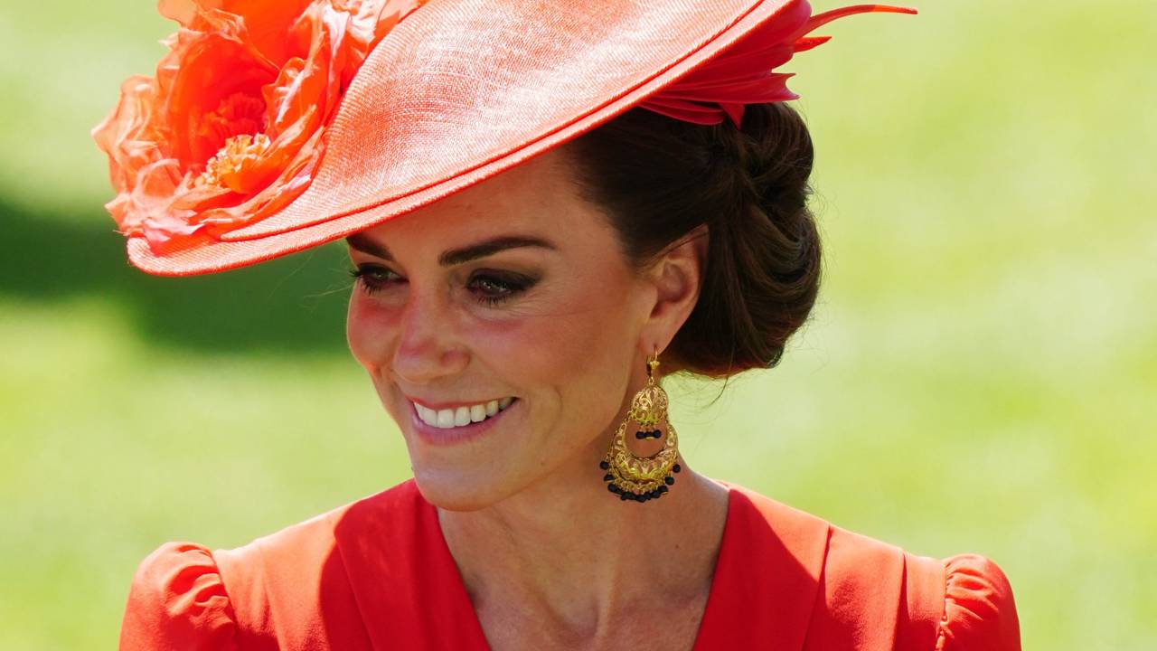 Kate, Prinzessin von Wales, trägt ein rotes Outfit inklusive Hut.