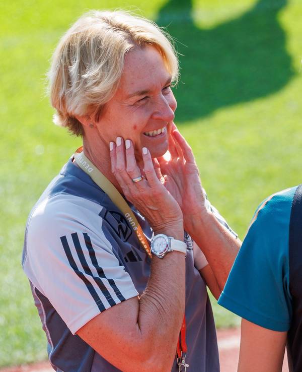 Martina Voss-Tecklenburg (l), Bundestrainerin, und Lea Schüller unterhalten sich beim Training.