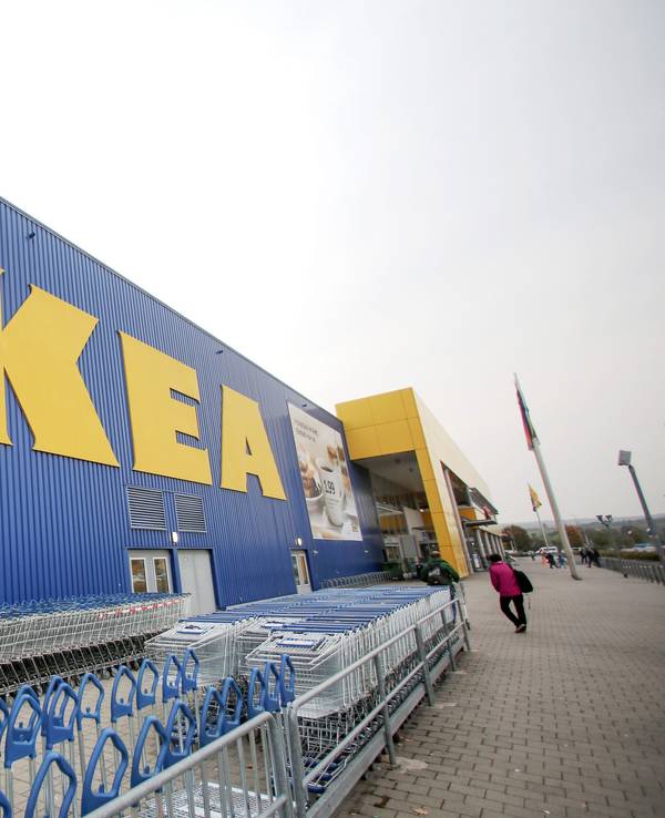 An einem Gebäude des schwedischen Möbelhauses IKEA ist in Hofheim-Wallau (Hessen) das Logo des Unternehmens zu sehen, hier im Oktober 2015.