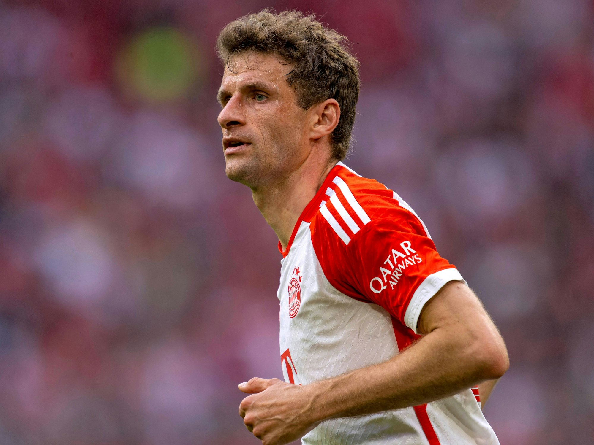 Thomas Müller trägt ein Trikot mit dem Sponsor Qatar Airways.
