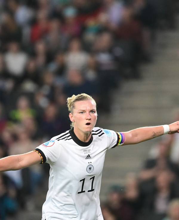 Alexandra Popp jubelt mit ausgebreiteten Armen im Trikot der deutschen Nationalmannschaft