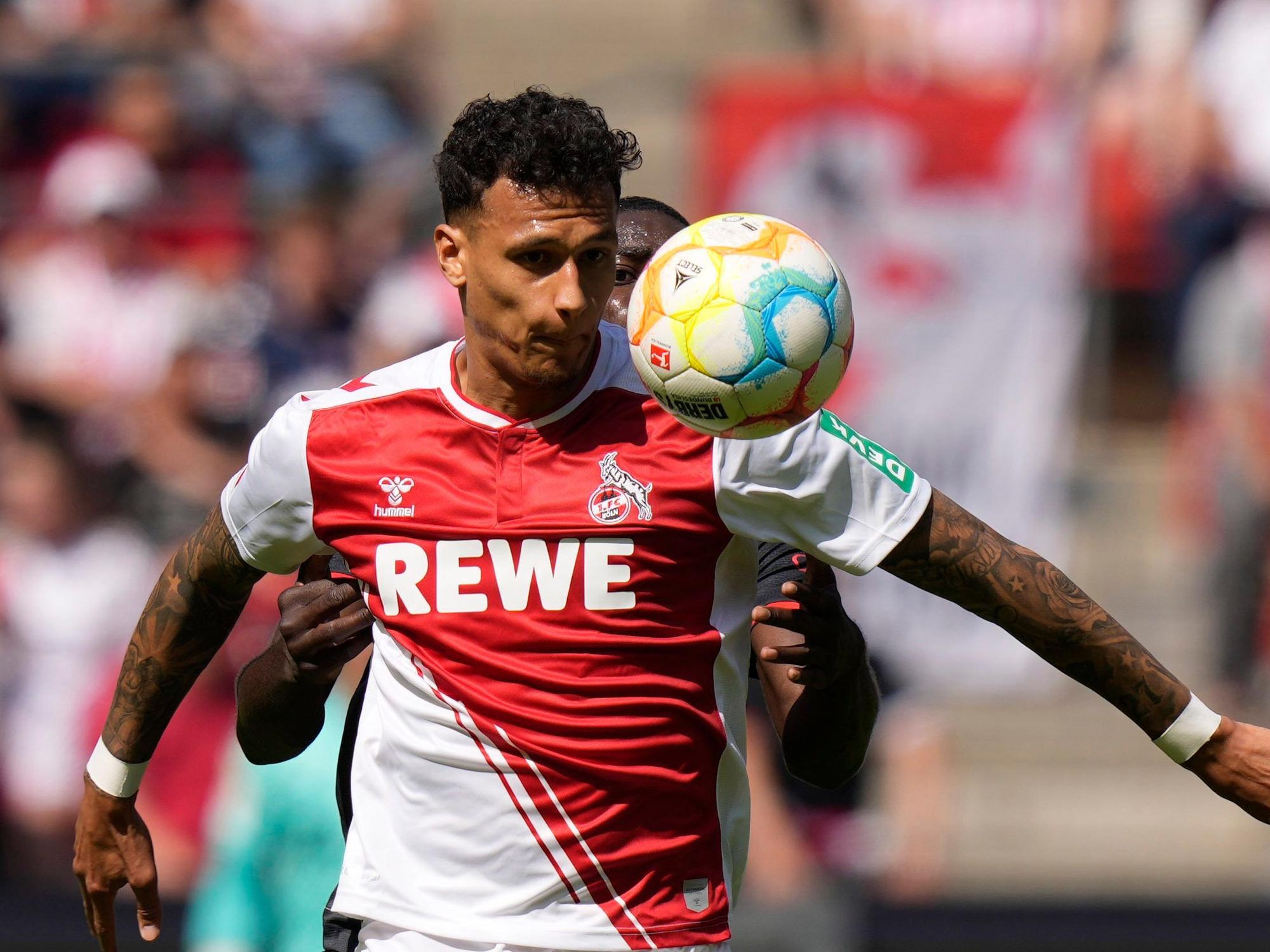 Davie Selke behauptet den Ball gegen Dayot Upamecano.