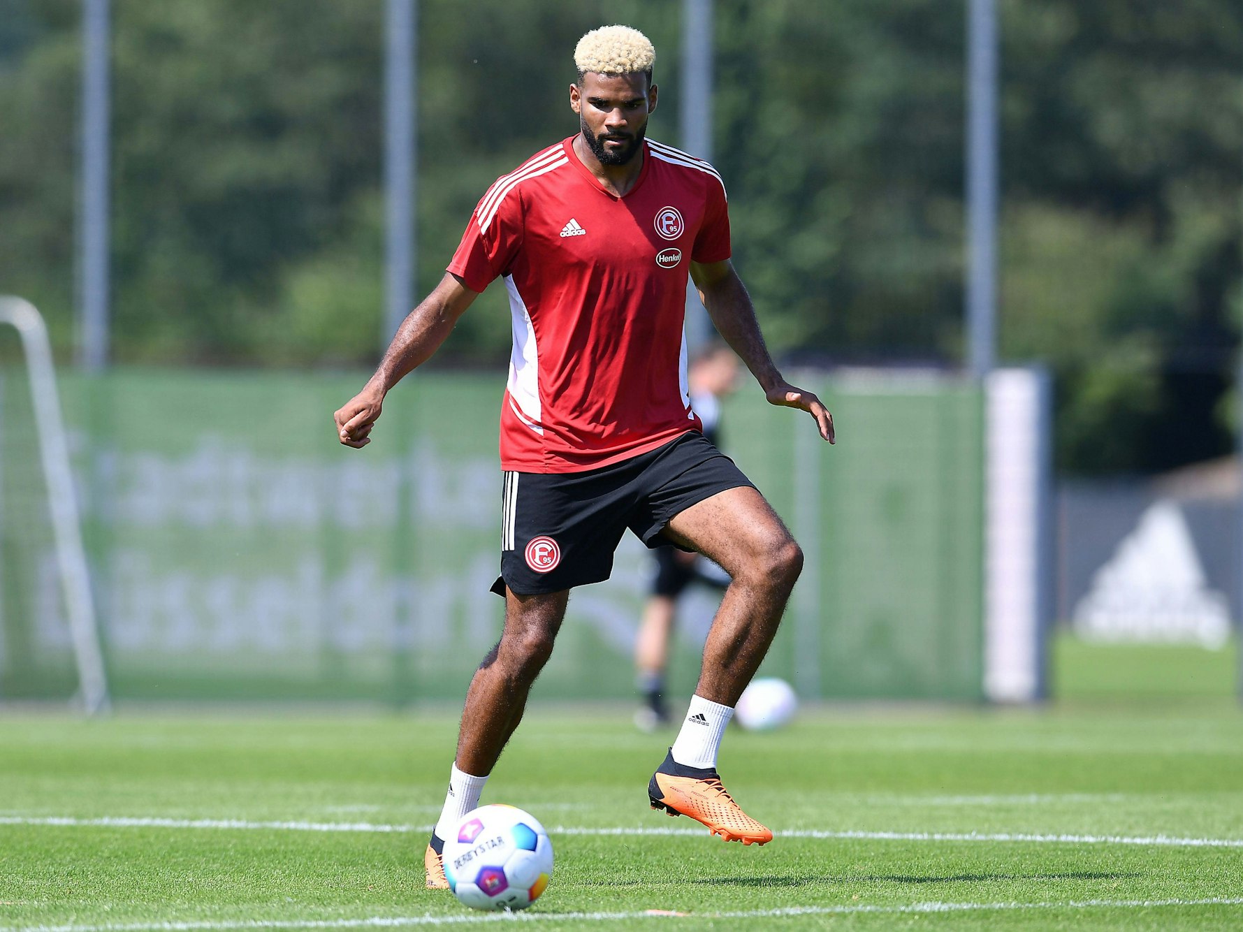 Jamil Siebert führt den Ball im Training von Fortuna Düsseldorf.