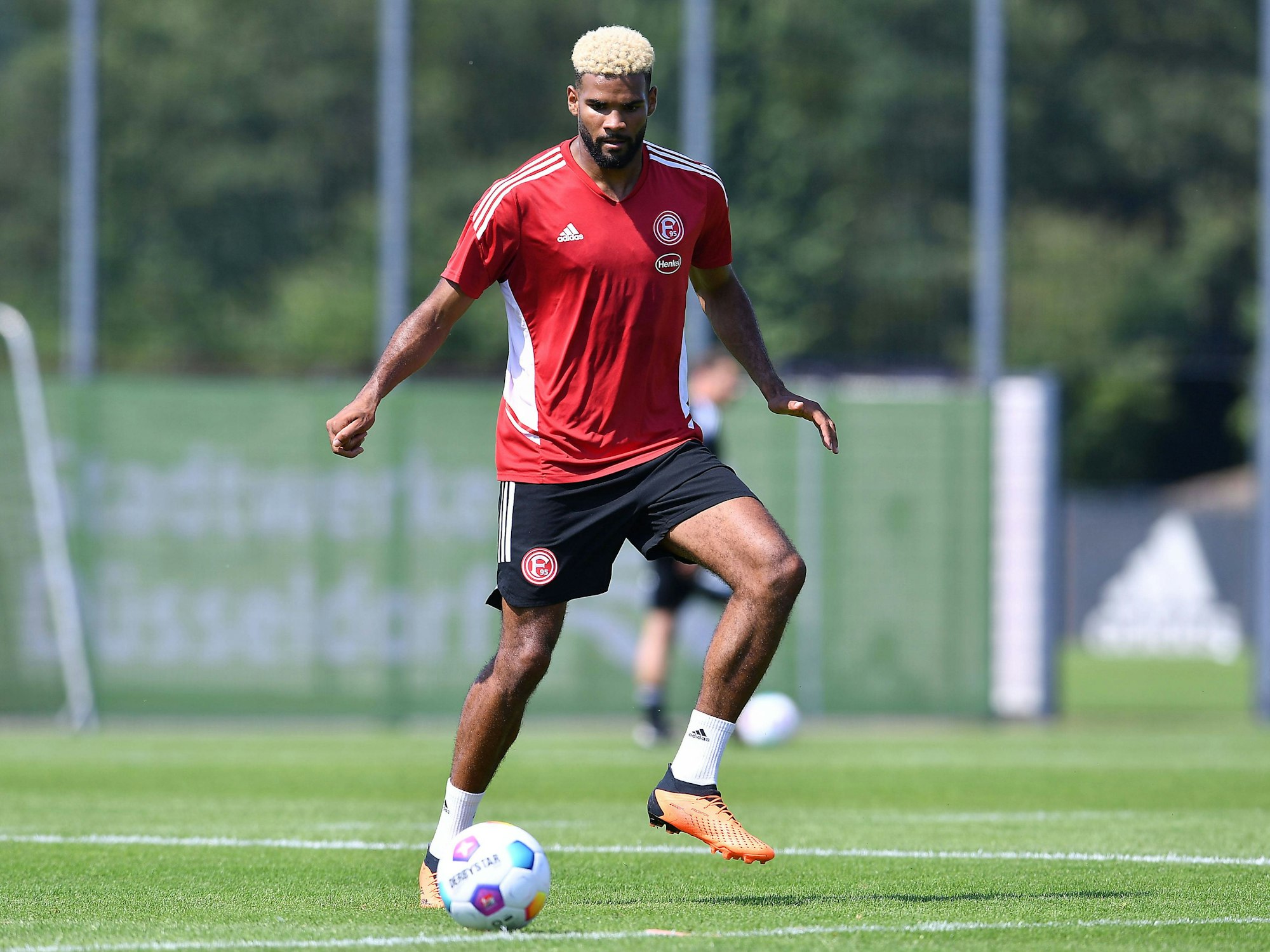 Jamil Siebert führt den Ball im Training von Fortuna Düsseldorf.