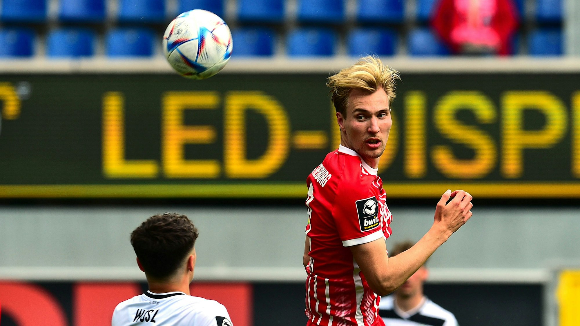Vincent Vermeij beim Kopfball im Spiel beim SC Verl.