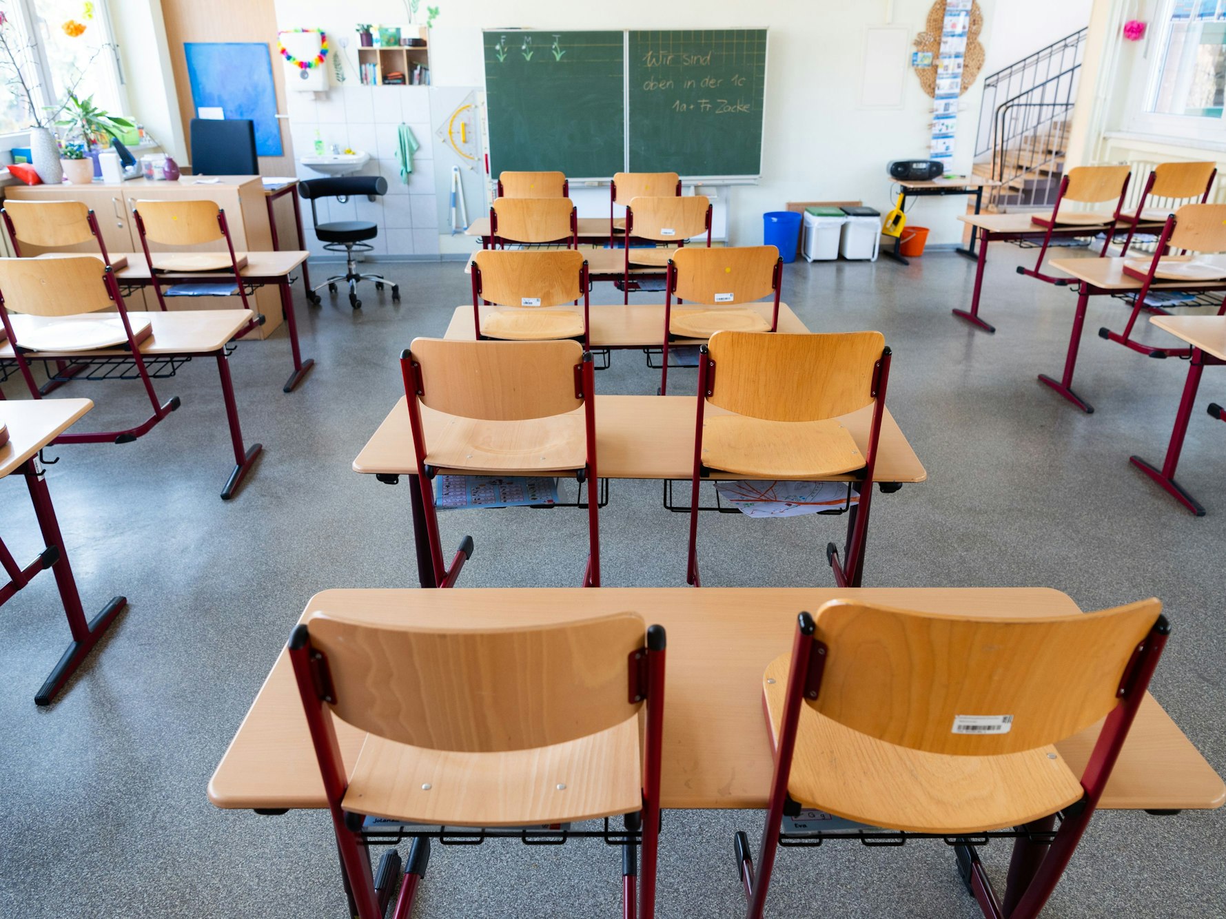Stühle stehen in einer Schule im Klassenzimmer auf den Tischen, hier im März 2020.