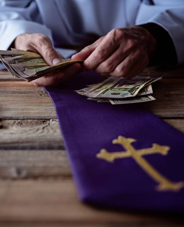 Ein Priester zählt Geld.