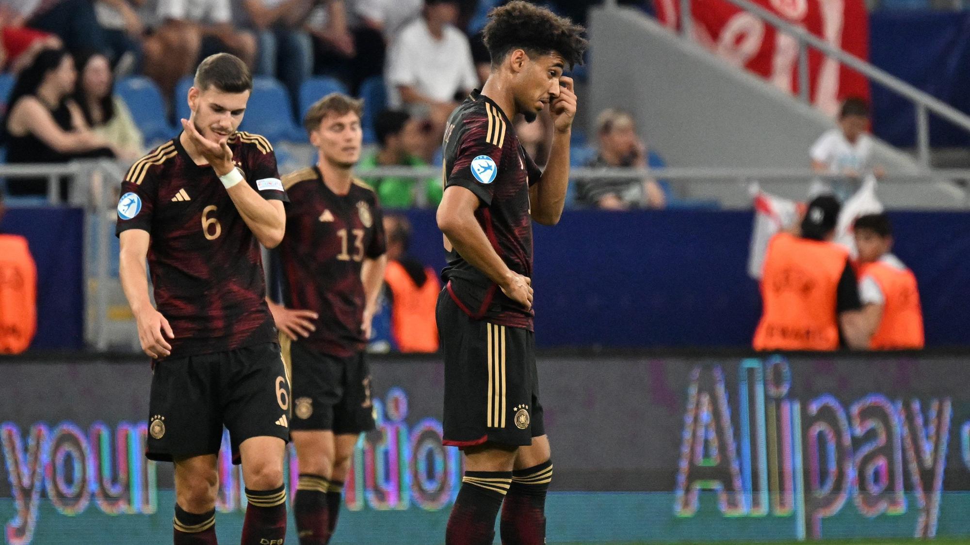 Spieler der deutschen U21 stehen enttäuscht auf dem Platz.