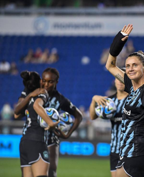 Sinead Farrelly winkt den Fans im Trikot des Gotham FC.