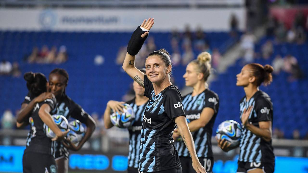Sinead Farrelly winkt den Fans im Trikot des Gotham FC.