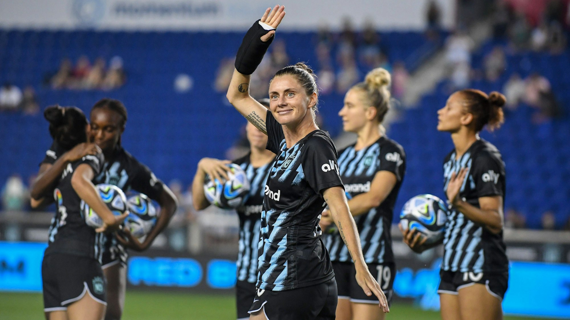 Sinead Farrelly winkt den Fans im Trikot des Gotham FC.