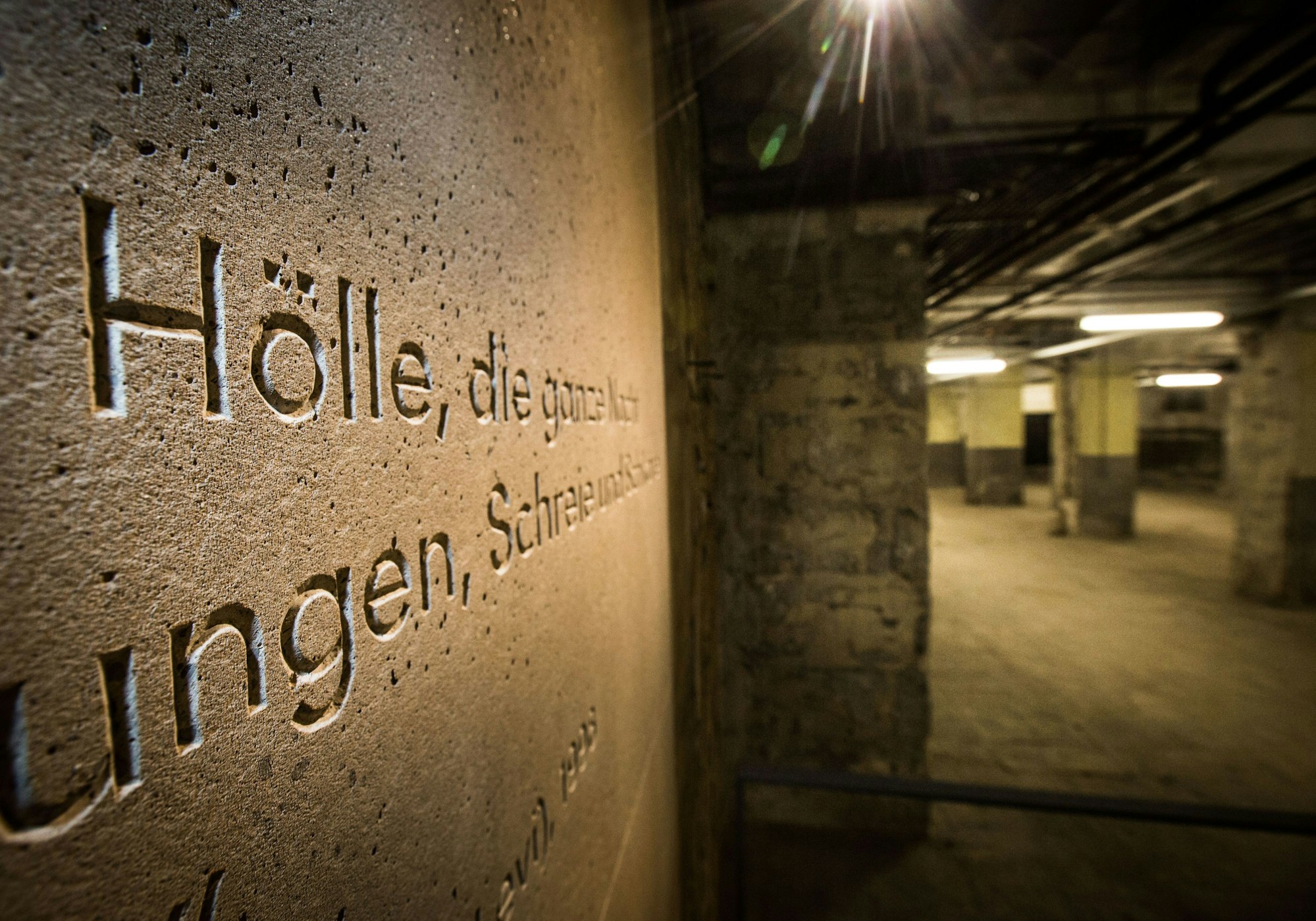 Das Wort „Hölle“ als Teil eines Zitates eines verschleppten Menschen ist in Frankfurt am Main im Keller in der ehemaligen Großmarkthalle, heute Teil der Zentrale der Europäischen Zentralbank (EZB), an einer Wand zu lesen. In diesem Raum wurden von 1941 an jüdische Menschen von den Nationalsozialisten