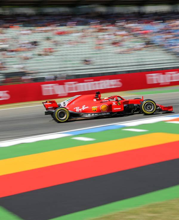 Sebastian Vettel fährt mit seinem Ferrari über die Rennstrecke in Hockenheim.