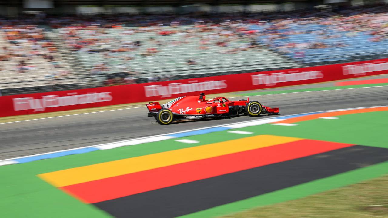 Sebastian Vettel fährt mit seinem Ferrari über die Rennstrecke in Hockenheim.