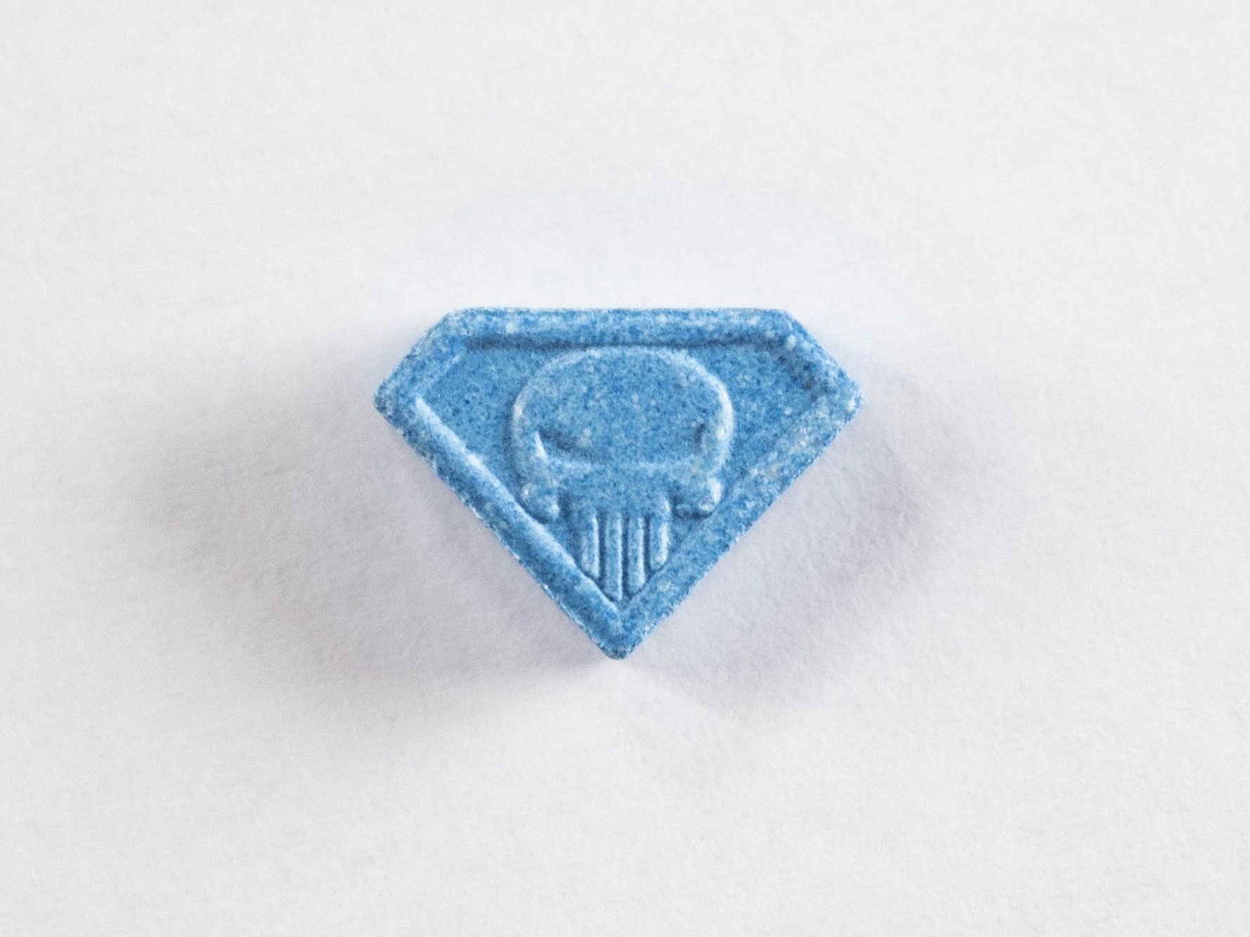 Die Ecstasy-Pille „Blue Punisher“, aufgenommen während der 29. Street Parade 2022 in Zürich. Die Techno-Party stand unter dem Motto „Think!“.