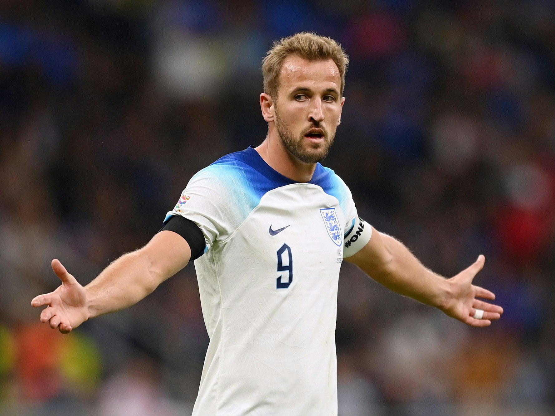 Harry Kane gestikuliert fragend auf dem Spielfeld.