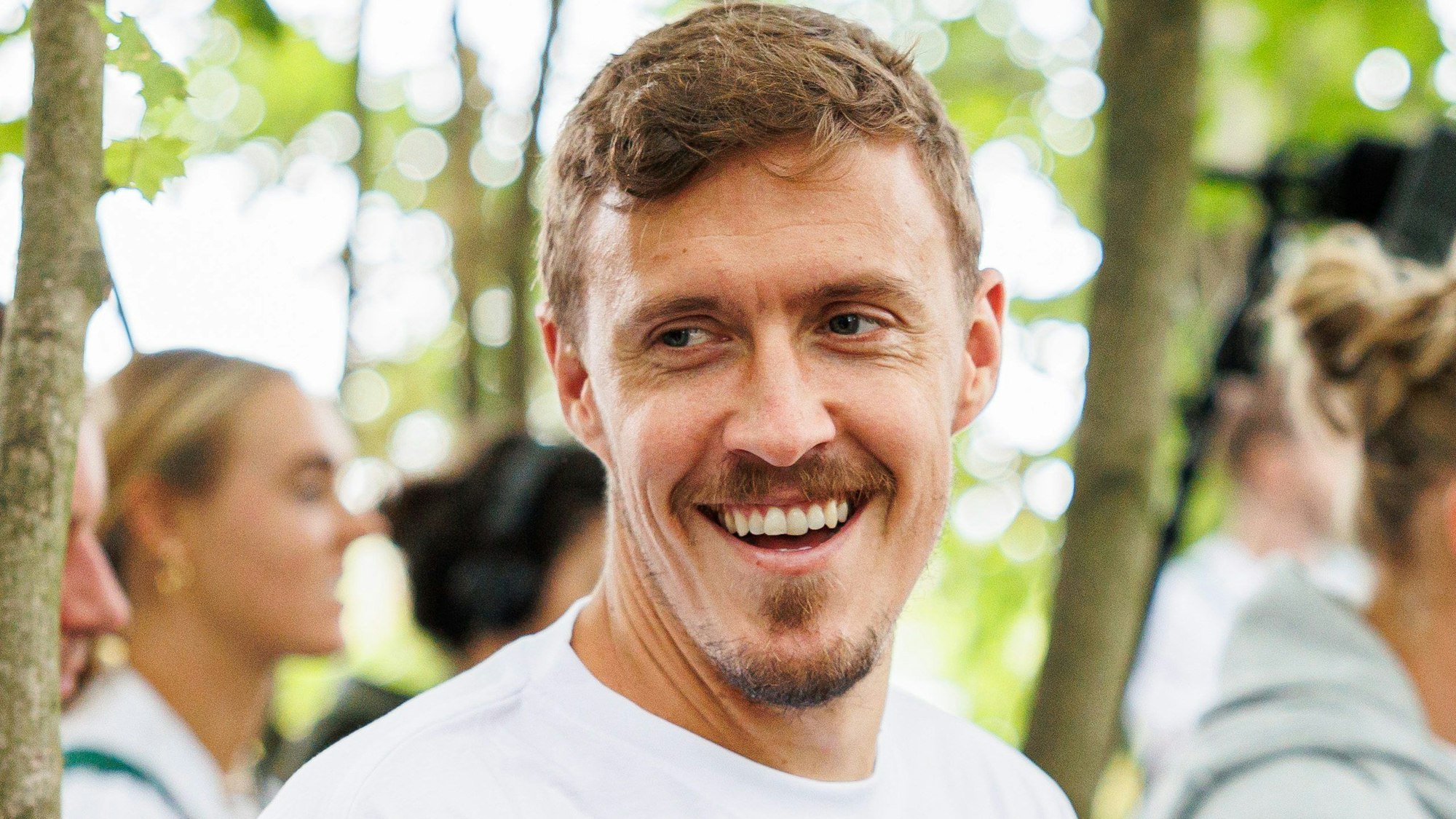 Max Kruse lacht bei einem Termin mit dem VfL Wolfsburg.