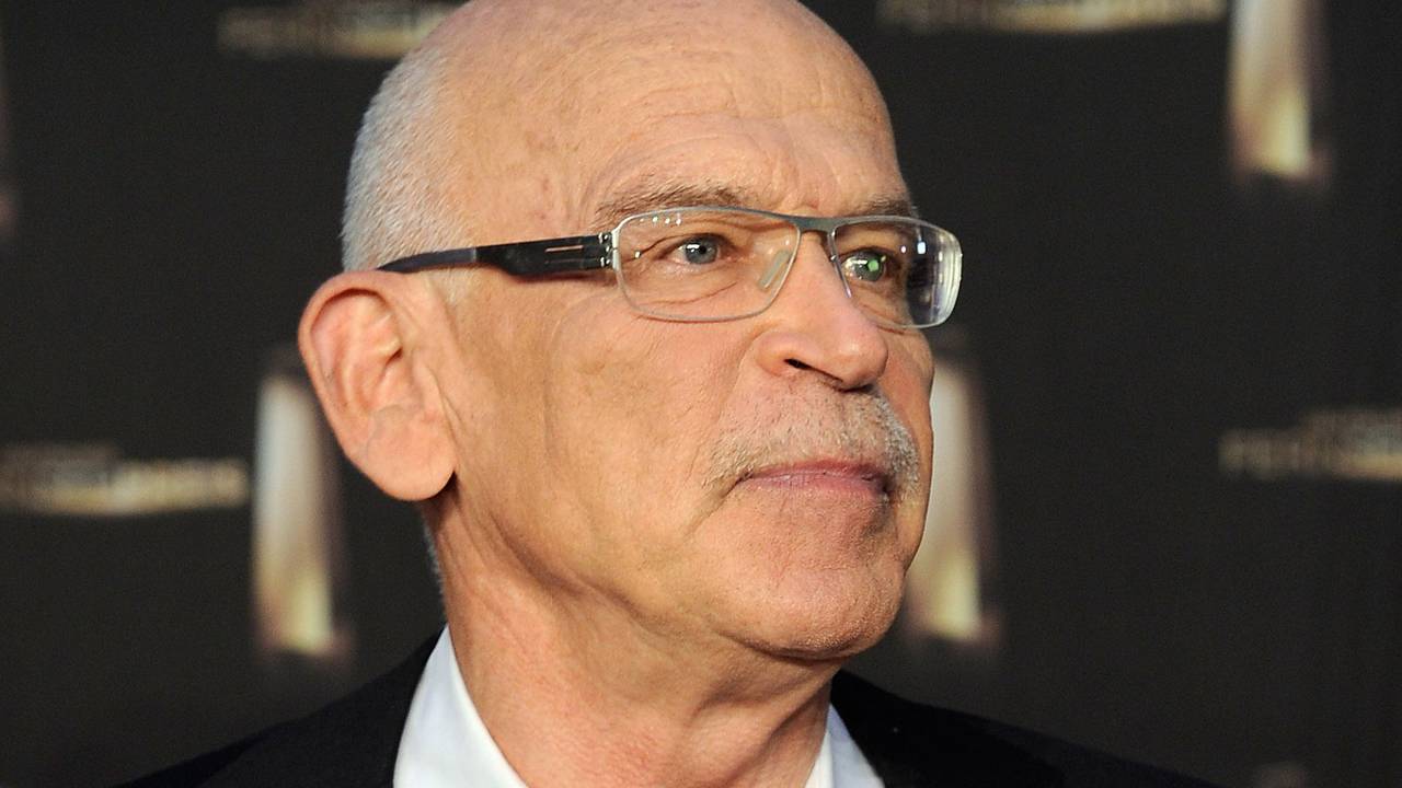 Günter Wallraff schaut in die Ferne.