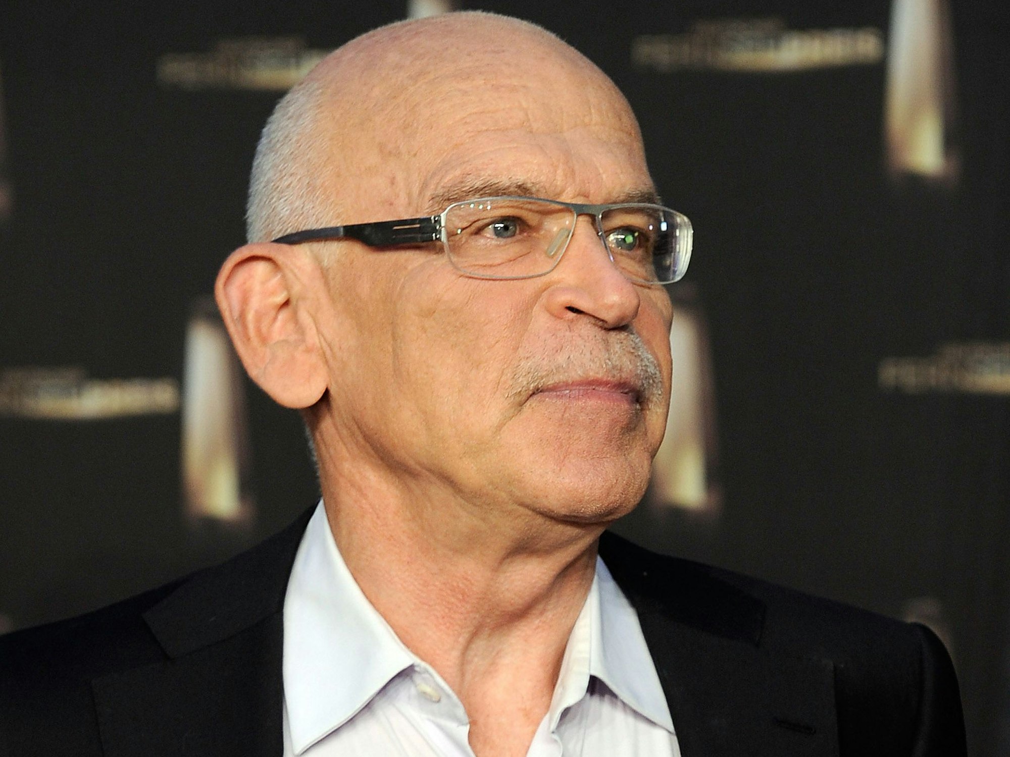 Günter Wallraff schaut in die Ferne.