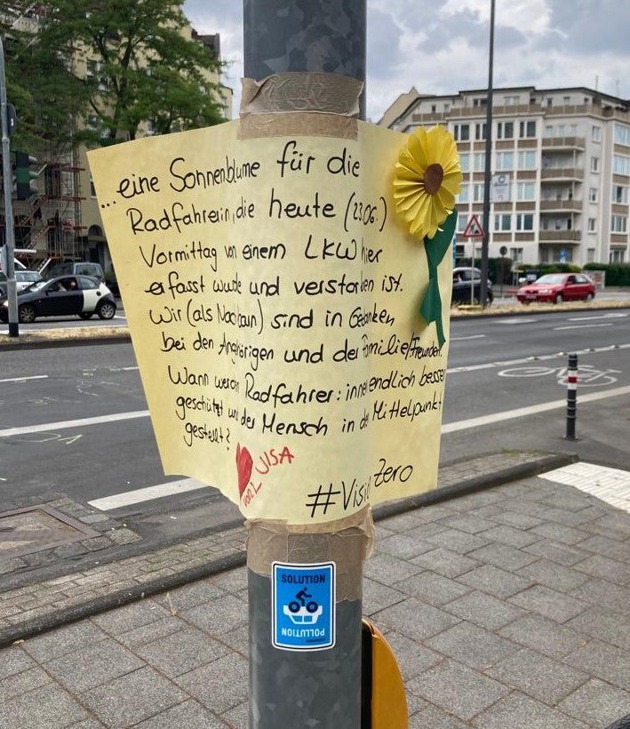 Ein gelber Zettel hängt jetzt am Unfallort – hier kam am 23. Juni 2023 eine 83-jährige Frau ums Leben.