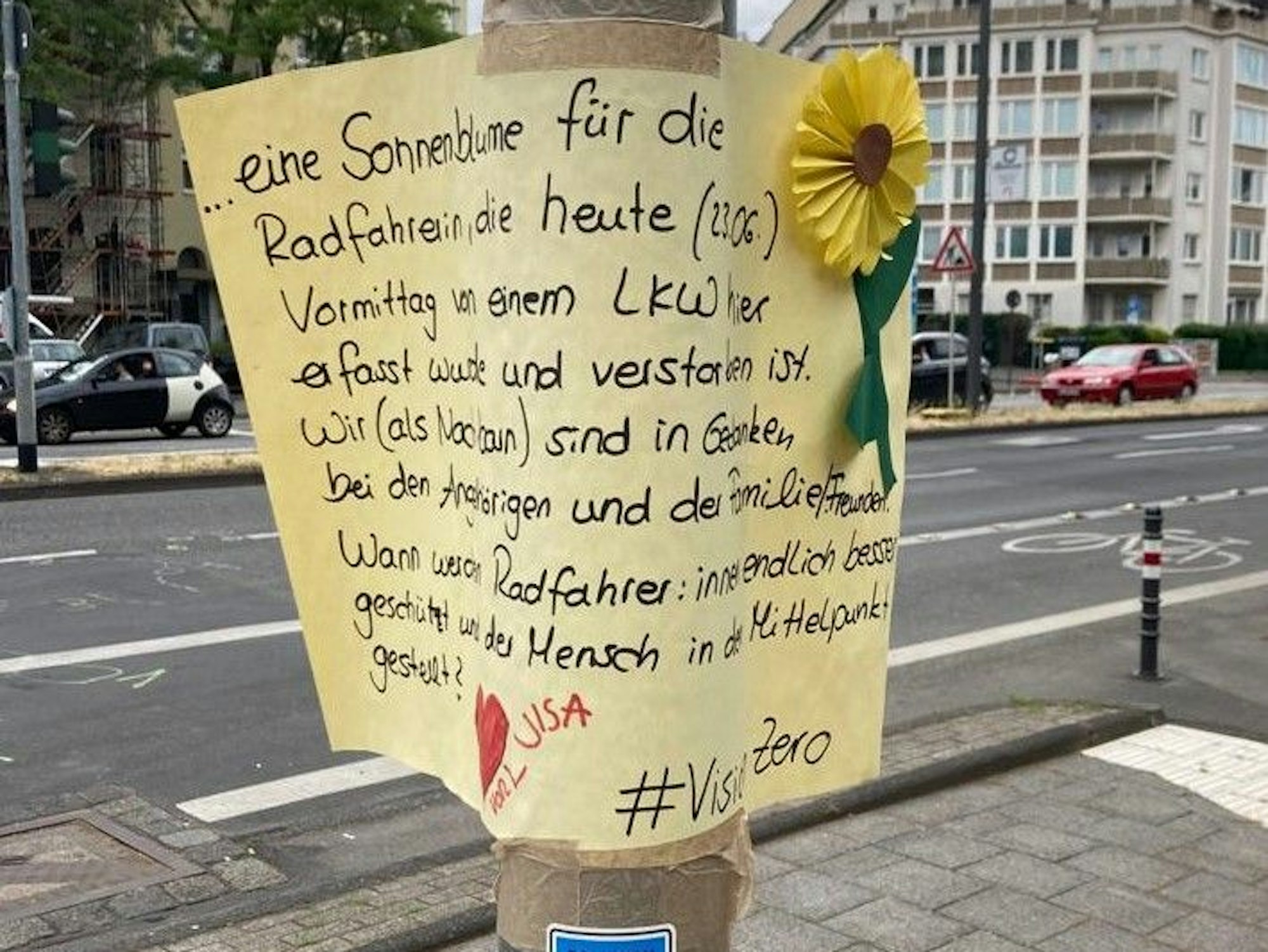 Ein gelber Zettel hängt jetzt am Unfallort – hier kam am 23. Juni 2023 eine 83-jährige Frau ums Leben.