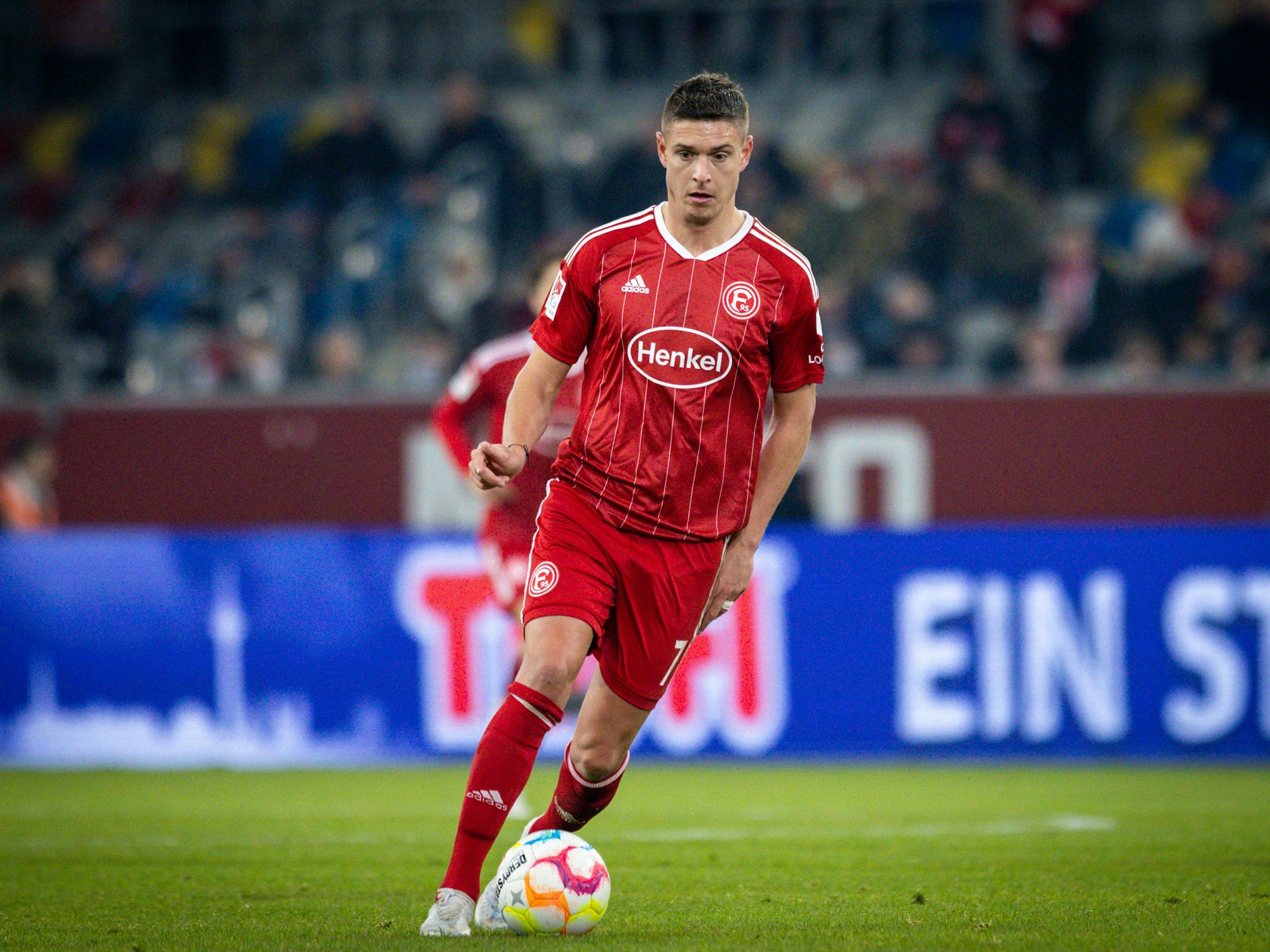 Kristoffer Peterson führt den Ball im Spiel gegen den 1. FC Magdeburg.