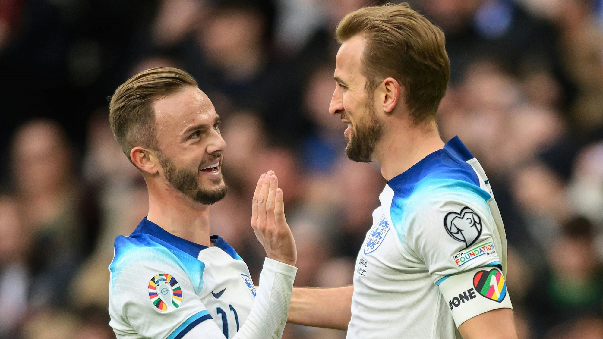 James Maddison klatscht mit Harry Kane ab.