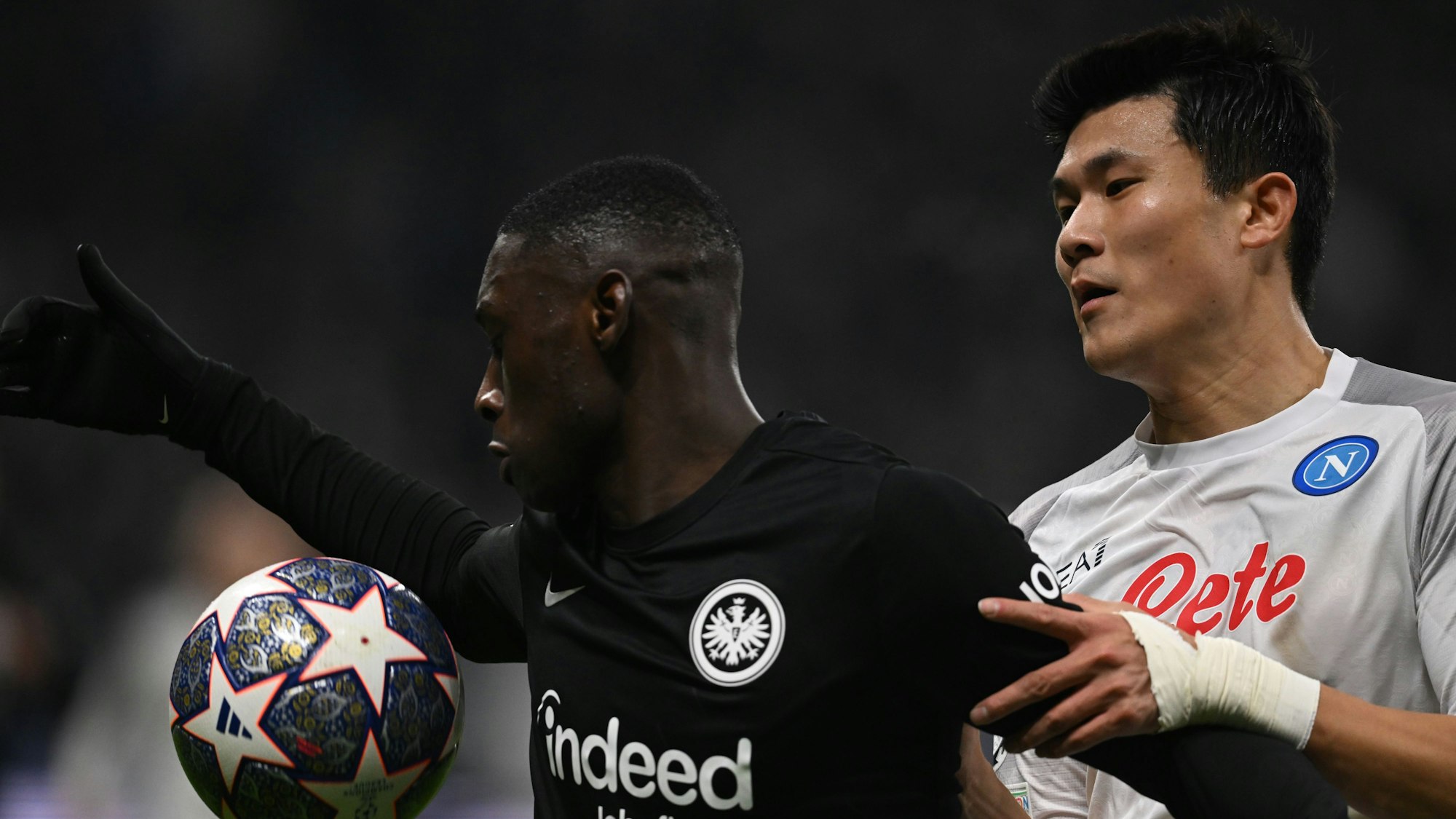 Frankfurts Randal Kolo Muani (l) und Neapels Kim Min-jae kämpfen um den Ball.