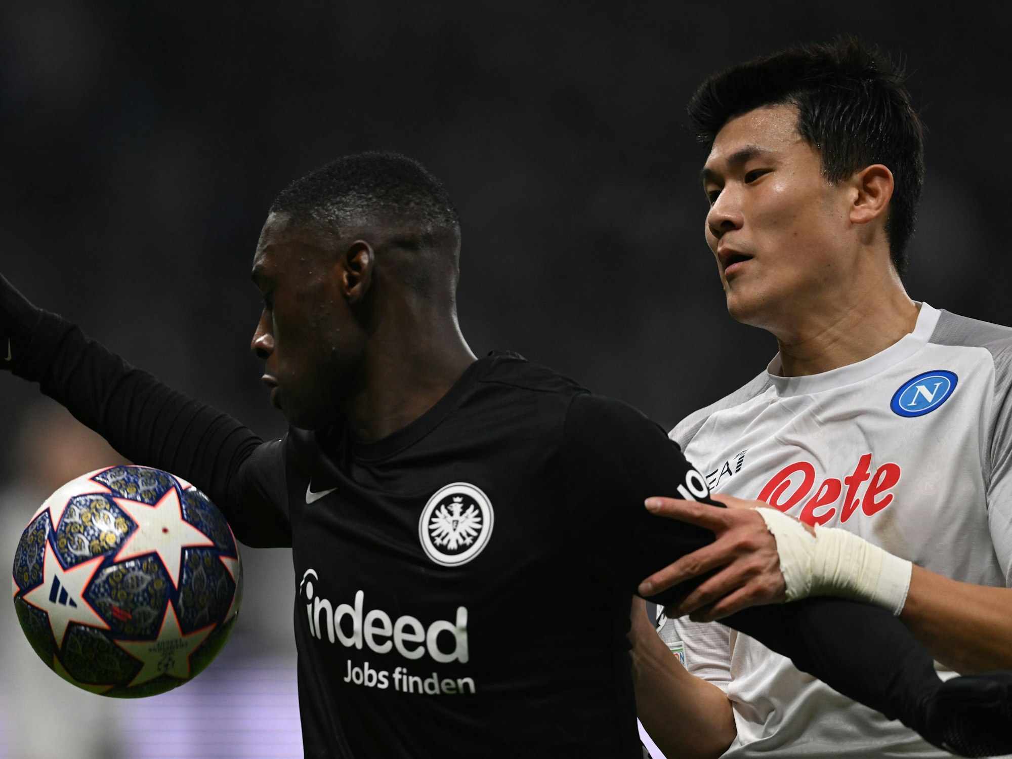 Frankfurts Randal Kolo Muani (l) und Neapels Kim Min-jae kämpfen um den Ball.