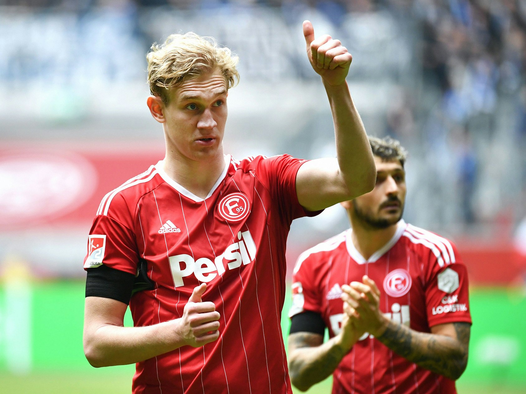 Christoph Klarer hebt auf dem Platz den Daumen.