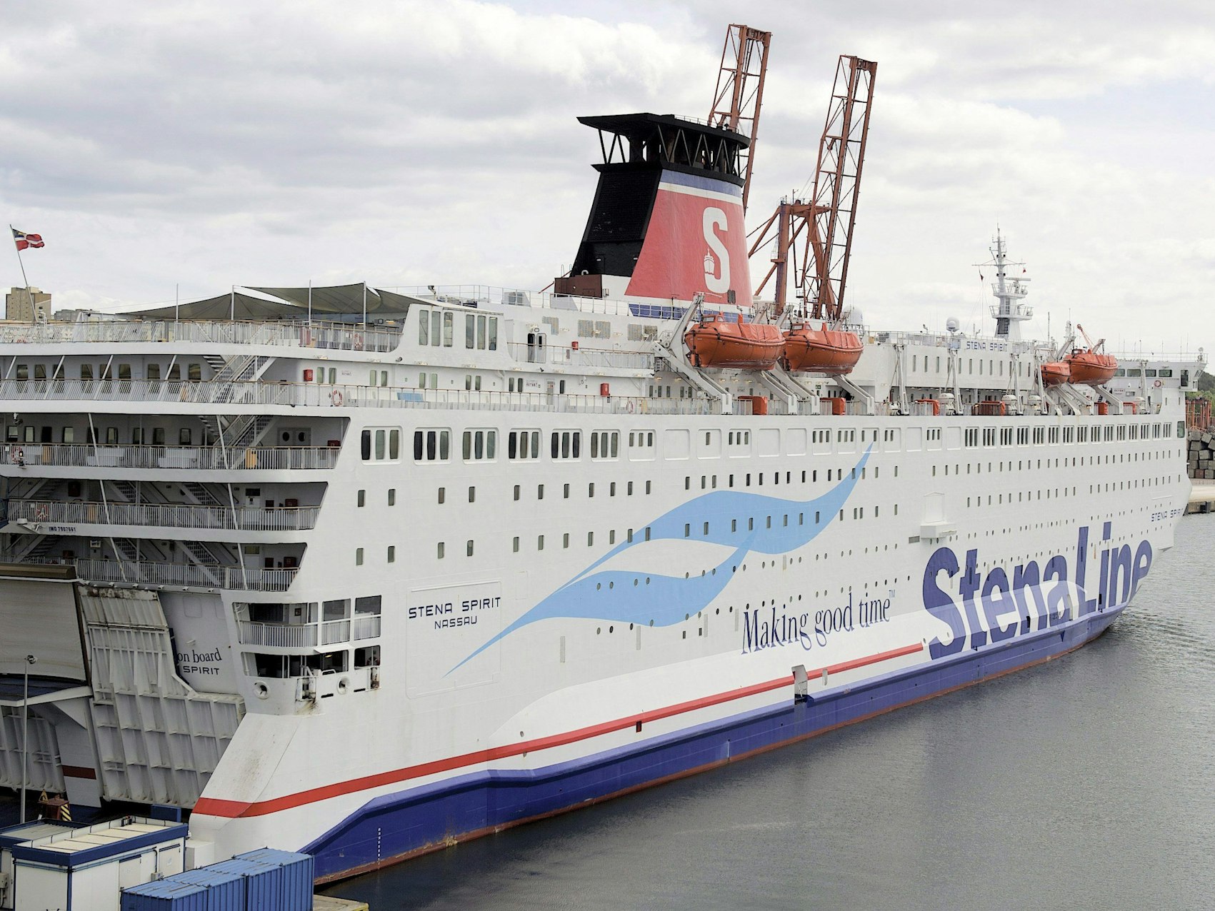 Das Foto zeigt die Fähre „Stena Spirit“ der Stena Line im Hafen von Gdynia in Polen.